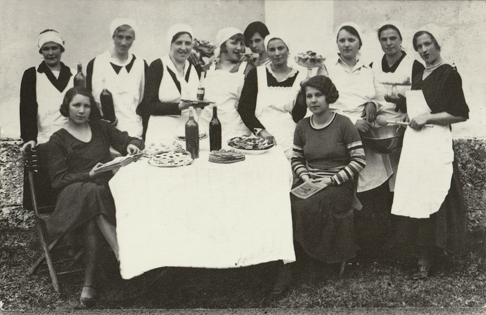 Fotografija udeleženk kuharskega tečaja v Naklem, 1930 (arhiv fototeke Gorenjskega muzeja)