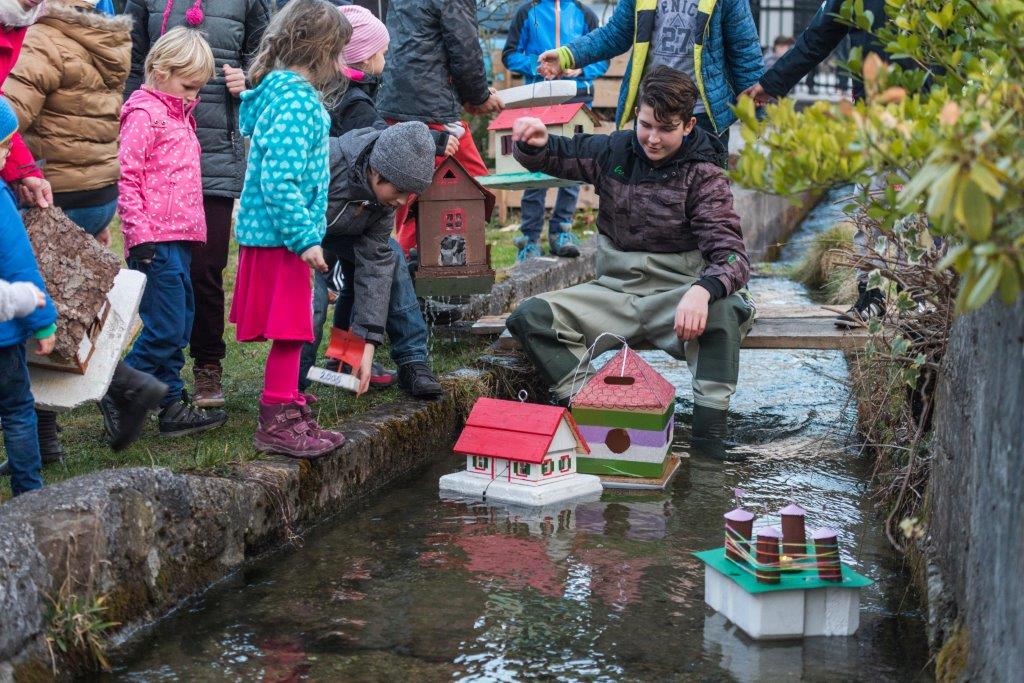 V Kamni Gorici plavajoče hišice večinoma spuščajo otroci (foto: Jošt Gantar, Turizem Radovljica)