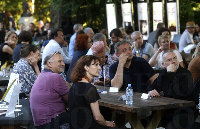 Za mizo pet najboljših lanskega leta: Veronika Simoniti, Jirži Kočica, Sebastijan Pregelj, Branko Cestnik in Suzana Tratnik.<br><br> 